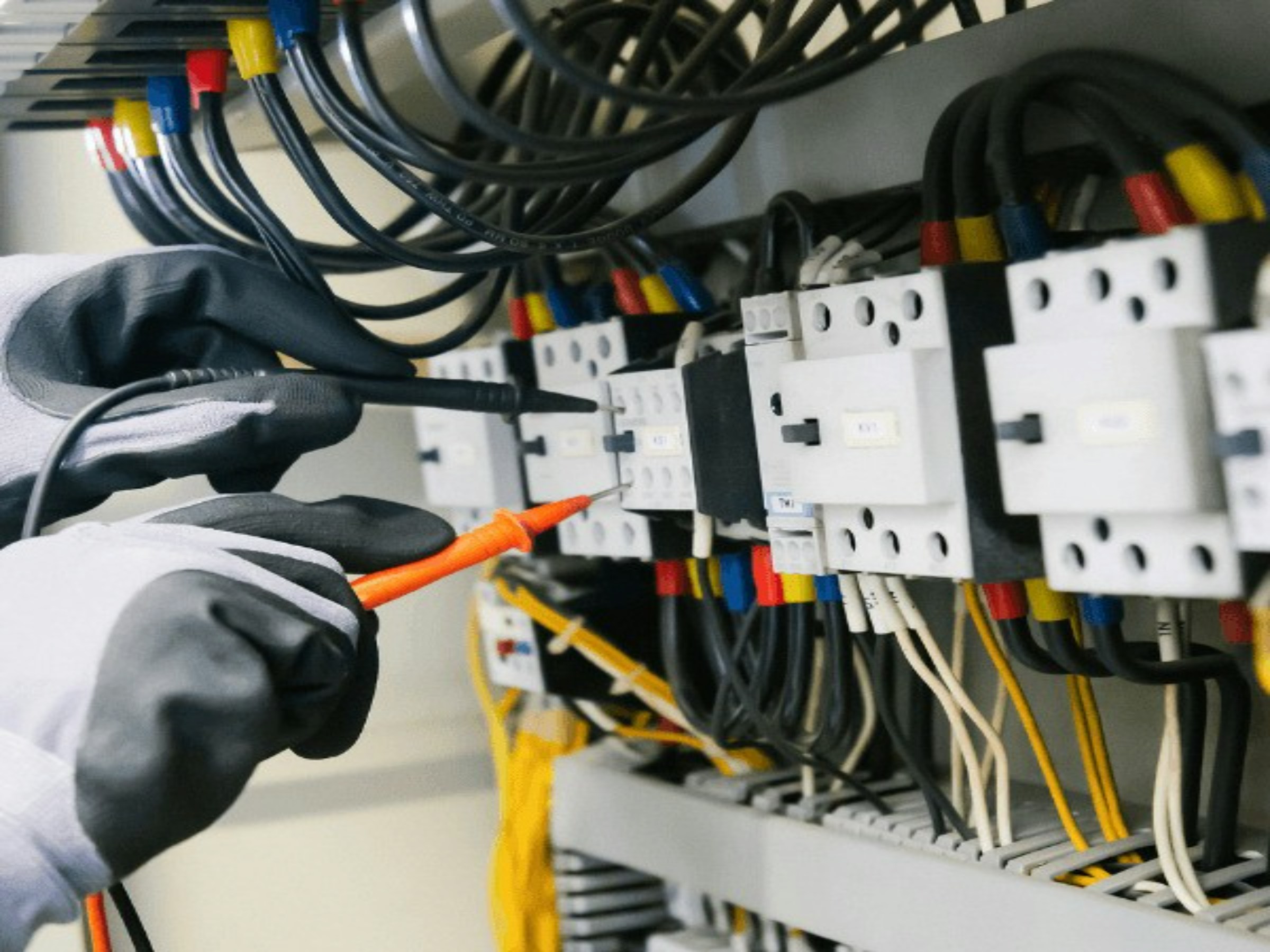 Elektriker prüft einen Sicherungskasten mit dem Messgerät